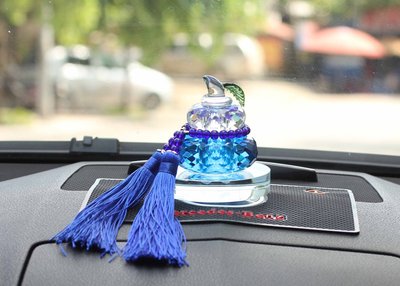 Khối pha lê lấp lánh - đồ trang trí phong thủy trên xe hơi