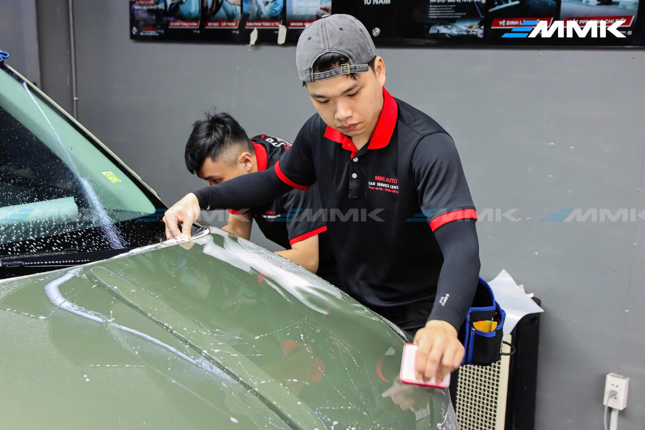 Dán PPF Sime Premium Ô Tô 7 Chỗ Kỹ thuật viên MMK Auto thi công dán PPF ô tô chuyên nghiệp giúp phim bám chắc, không bọt khí