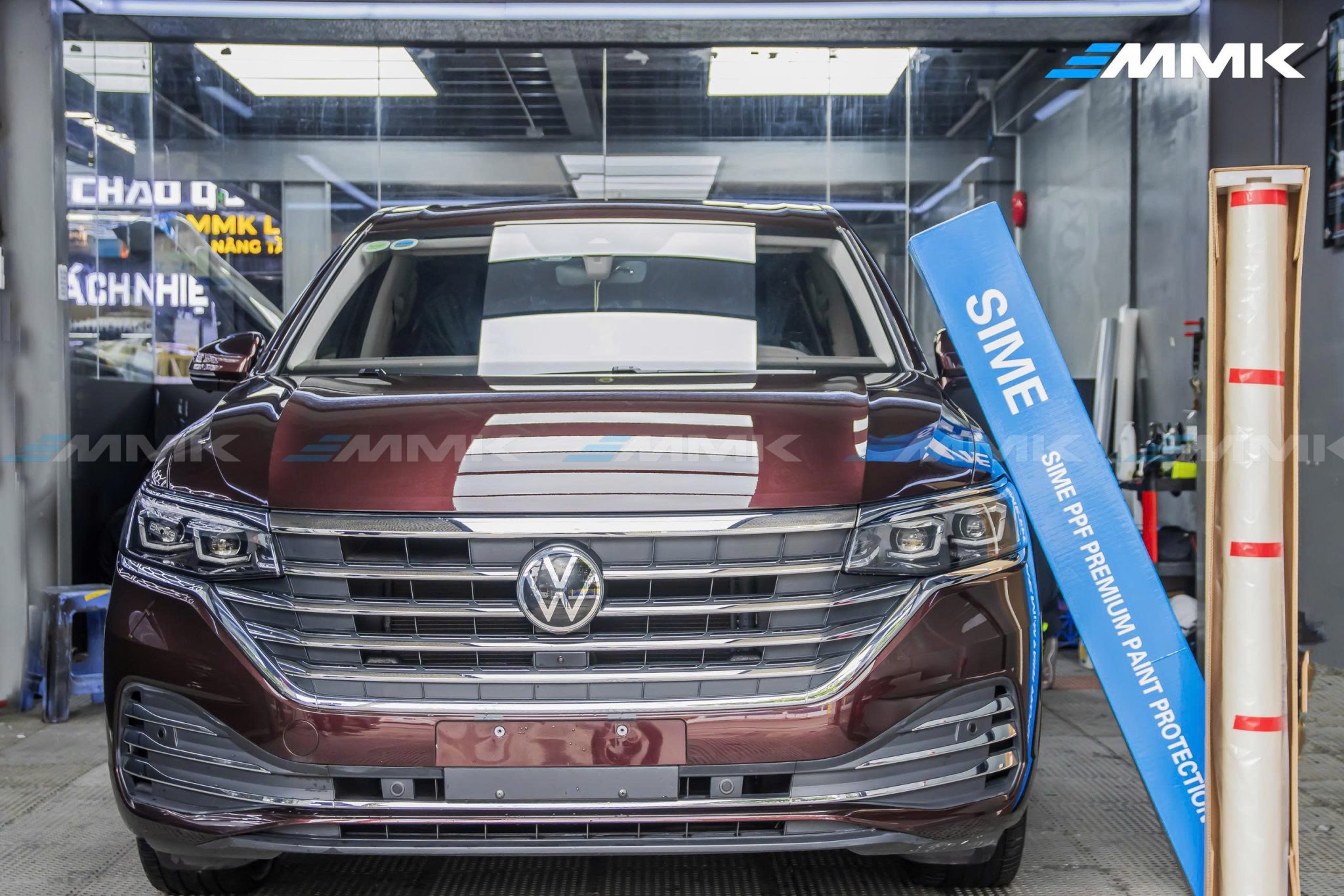 Dán PPF Sime Premium Ô Tô 7 Chỗ MMK Auto thi công dán PPF Sime Premium ô tô 7 chỗ trong phòng kín đảm bảo không bụi mịn và tính thẩm mỹ