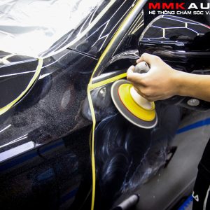 Nhan vien MMK Auto danh bong be mat son phang min truoc phu Ceramic