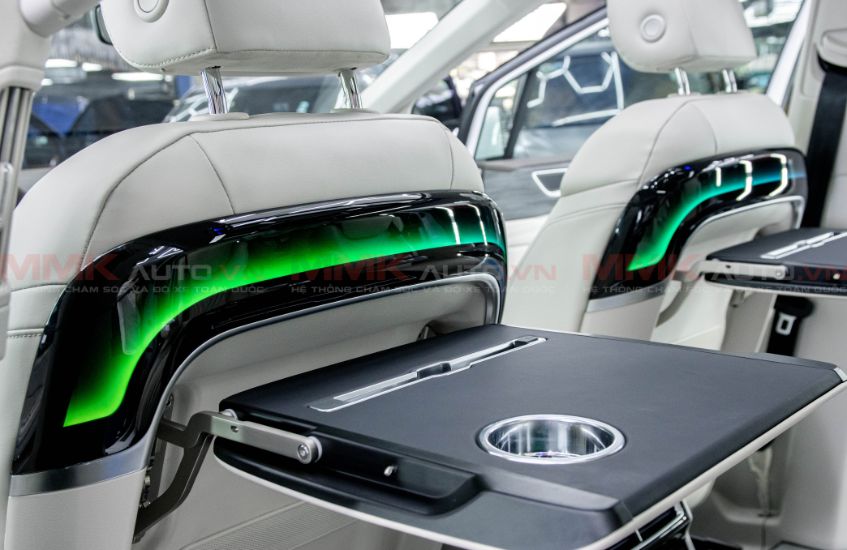 Bàn làm việc trên Volkswagen Viloran độ ghế Limousine Mika