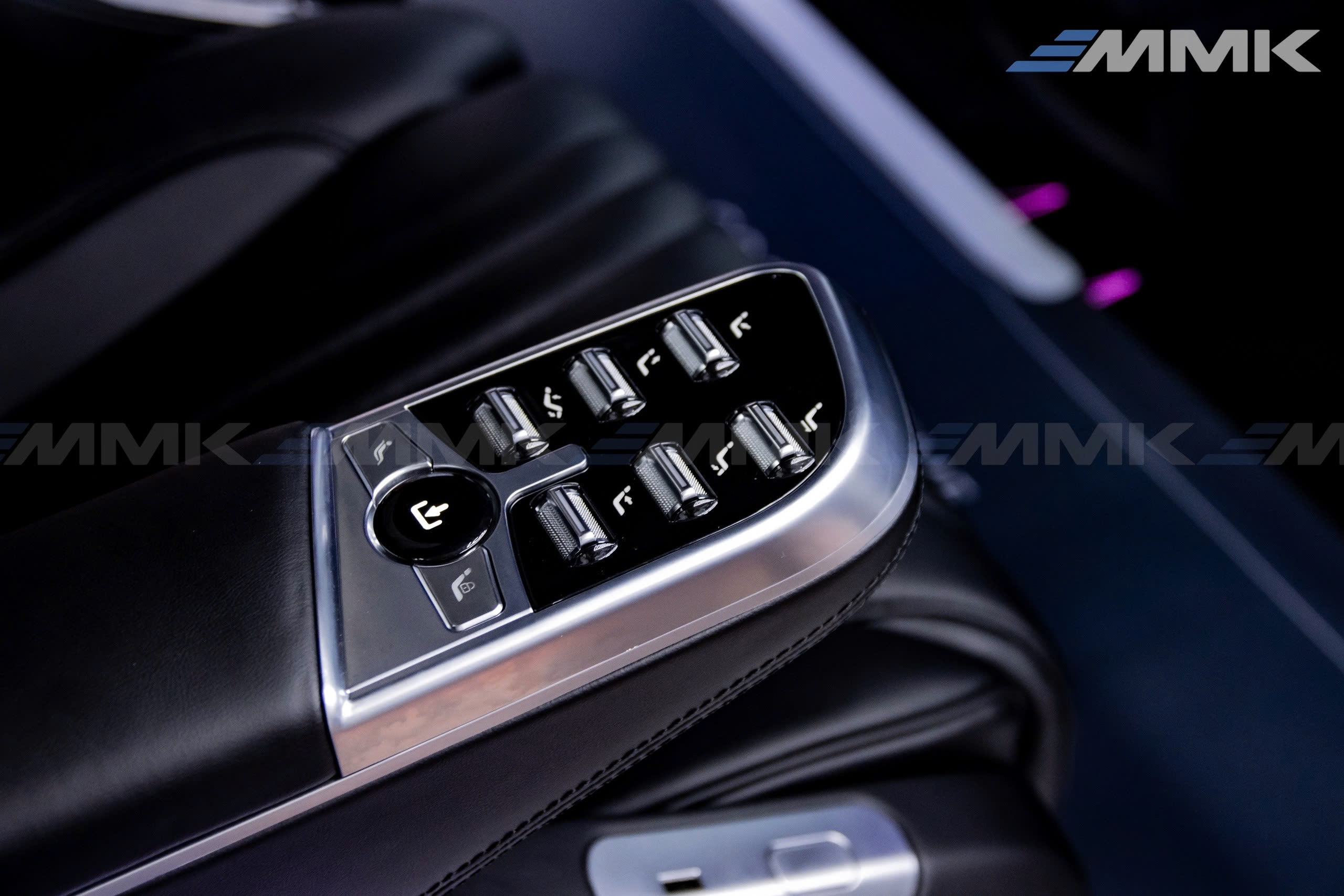 Nội thất Kia Carnival Full Đen với ghế limousine bọc da cao cấp và nút điều chỉnh tư thế tiện ích