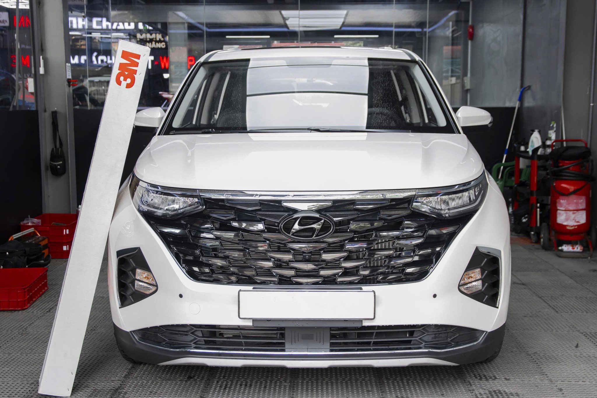 So sánh phim cách nhiệt 3M và Vkool cho ô tô Dán phim cách nhiệt 3M cao cấp cho Hyundai custin tại MMK Auto