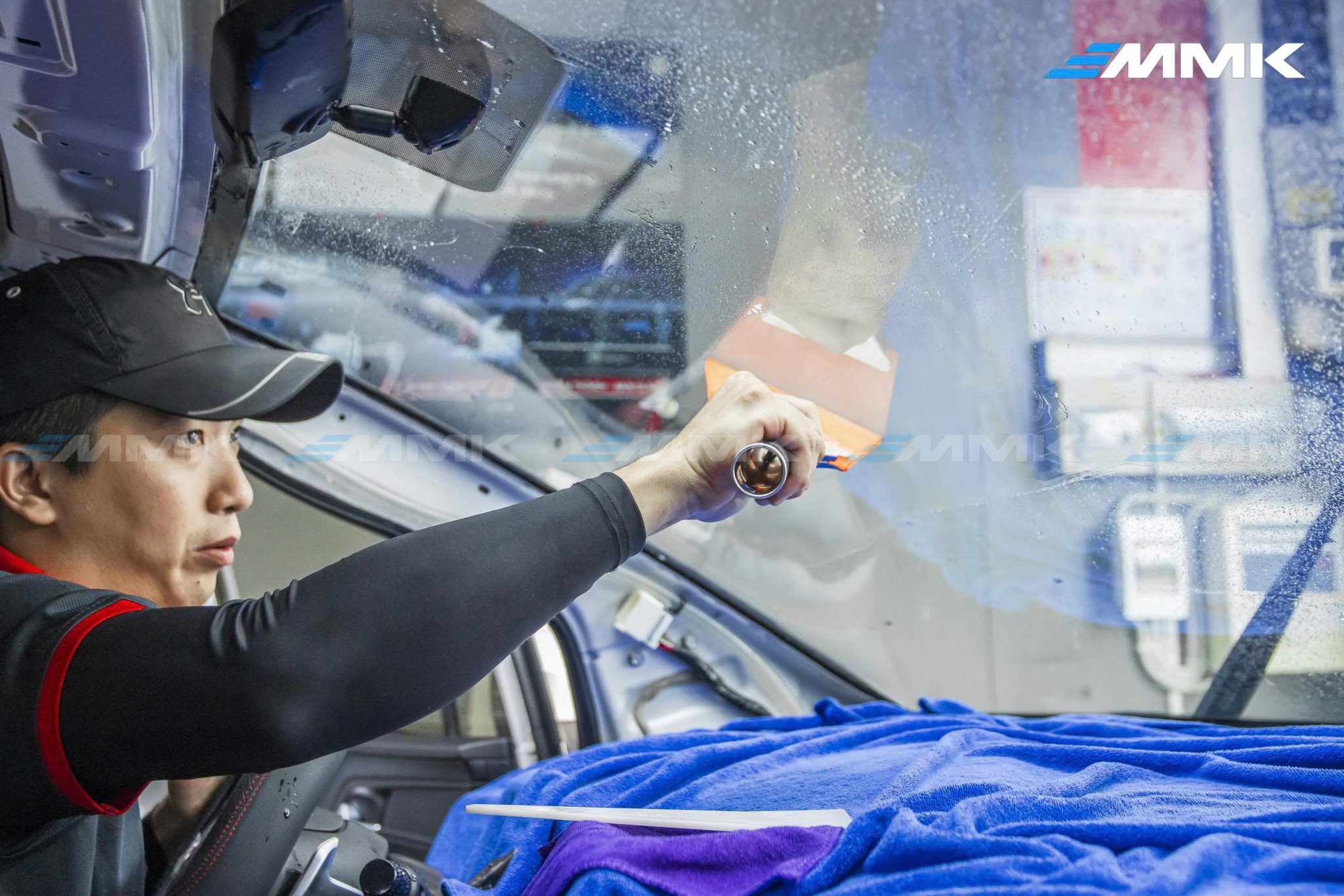 So sánh phim cách nhiệt 3M và Vkool cho ô tô Đội ngũ kỹ thuật MMK Auto có nhiều năm kinh nghiệm khi dán phim cách nhiệt Vkool hay 3M