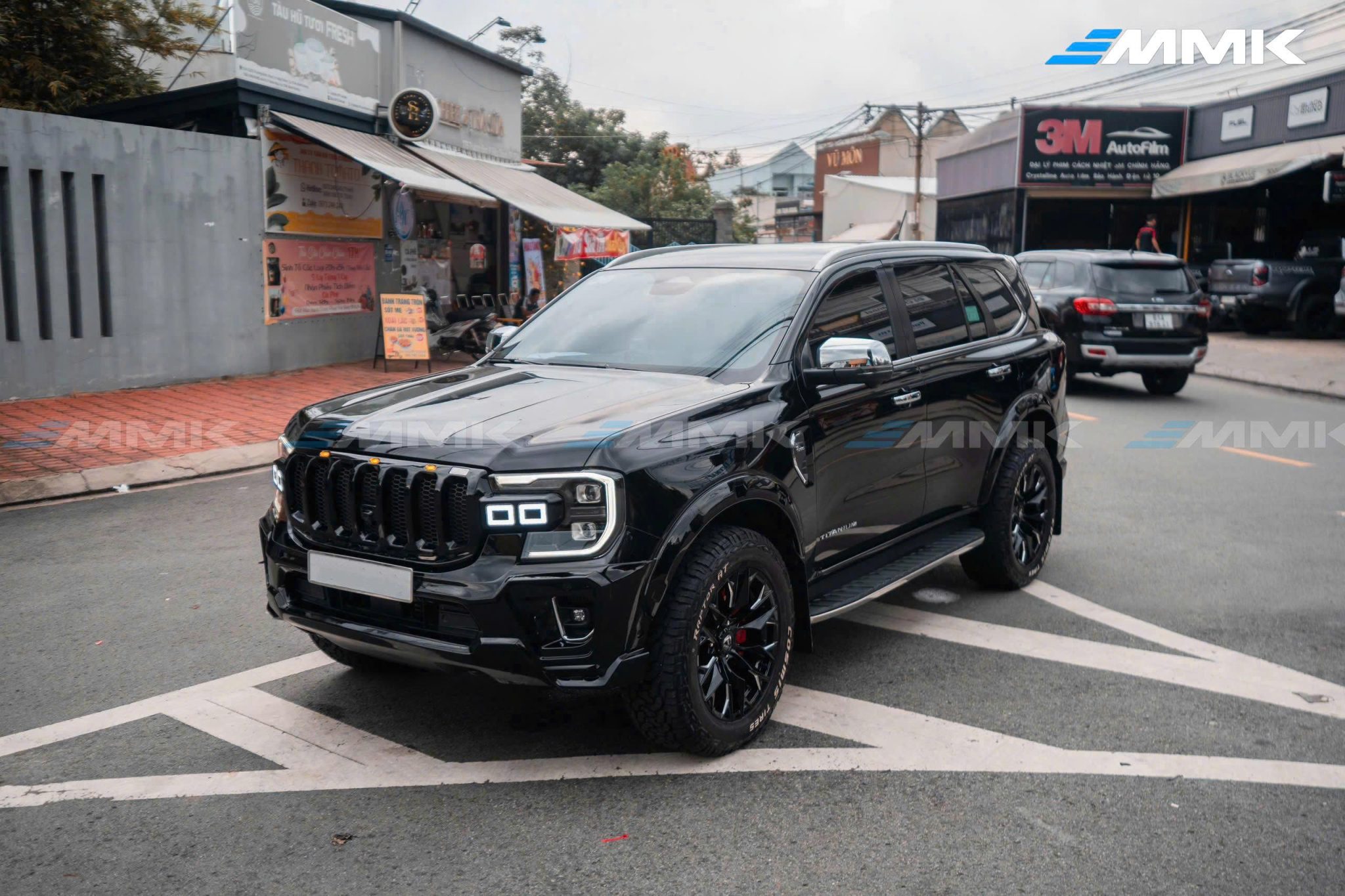 Độ xe Ford Everest: Chi tiết phụ kiện về Nội Ngoại Thất Ford Everest dán phim cách nhiệt, giảm nóng khoang cabin thoải mái khi đi xa nắng nóng