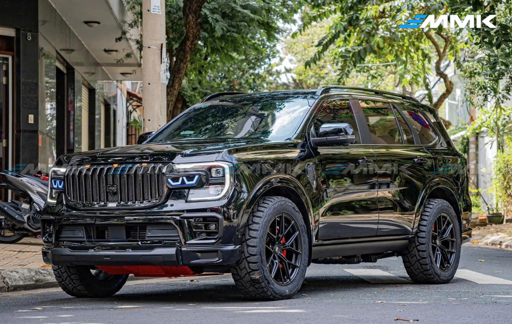 Độ xe Ford Everest: Chi tiết phụ kiện về Nội Ngoại Thất Hạng mục nâng cấp đèn chiếu sáng giúp tăng sáng, mở rộng tầm chiếu xa