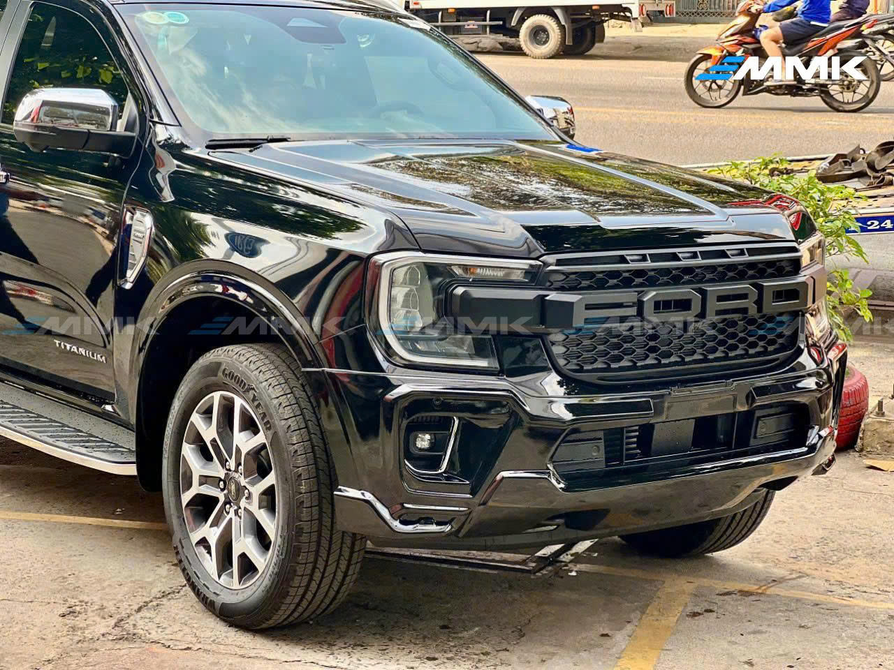 Độ xe Ford Everest: Chi tiết phụ kiện về Nội Ngoại Thất Mặt ca-lăng chữ FORD to bản giúp Ford Everest thêm phần bề thế, mạnh mẽ