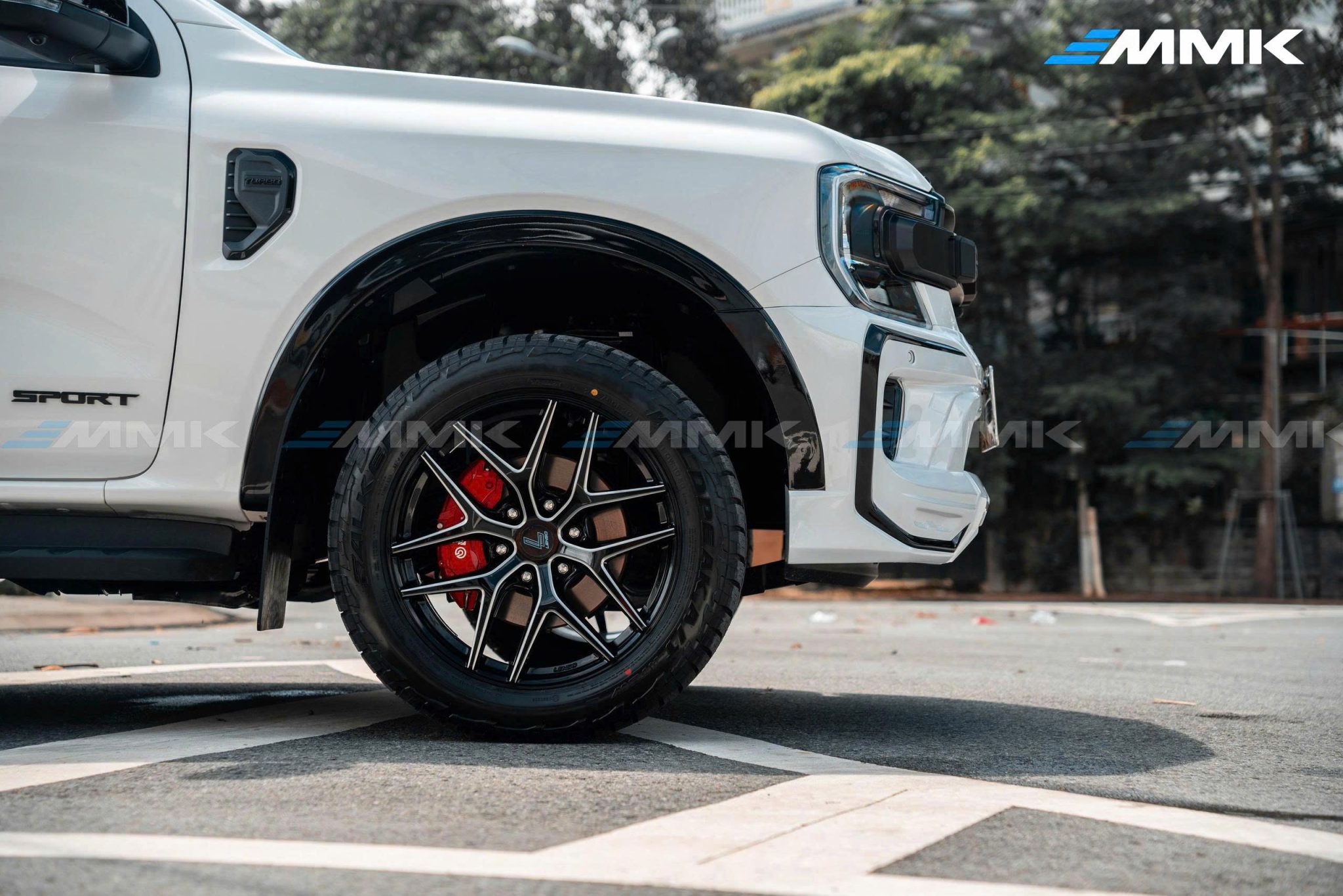 Độ xe Ford Everest: Chi tiết phụ kiện về Nội Ngoại Thất Nâng cấp mâm xe là hạng mục quan trọng tăng độ đầm chắc khi di chuyển