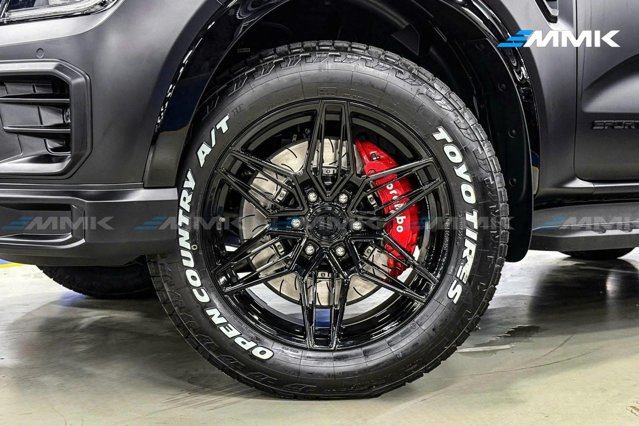 Độ xe Ford Everest: Chi tiết phụ kiện về Nội Ngoại Thất Thành lốp gia cố chắc chắn cho Ford Everest ổn định khi tải nặng