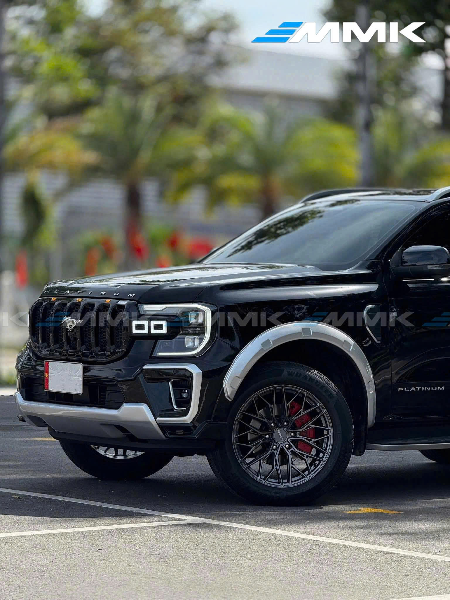 Độ xe Ford Everest: Chi tiết phụ kiện về Nội Ngoại Thất Thiết kế mặt ca lăng lưới tổ ong tạo diện mạo cứng cáp, khác biệt