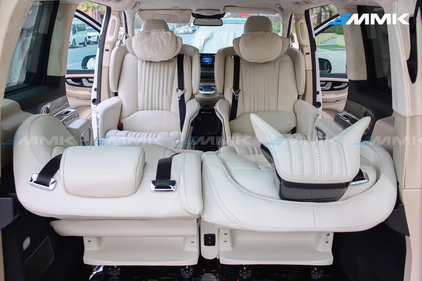 Mercedes V250 độ ghế limousine siêu sang | MMK Auto Cơ chế xoay 180° tạo không gian trò chuyện, làm việc tương tác trực tiếp với khách hàng, đối tác hoặc gia đình