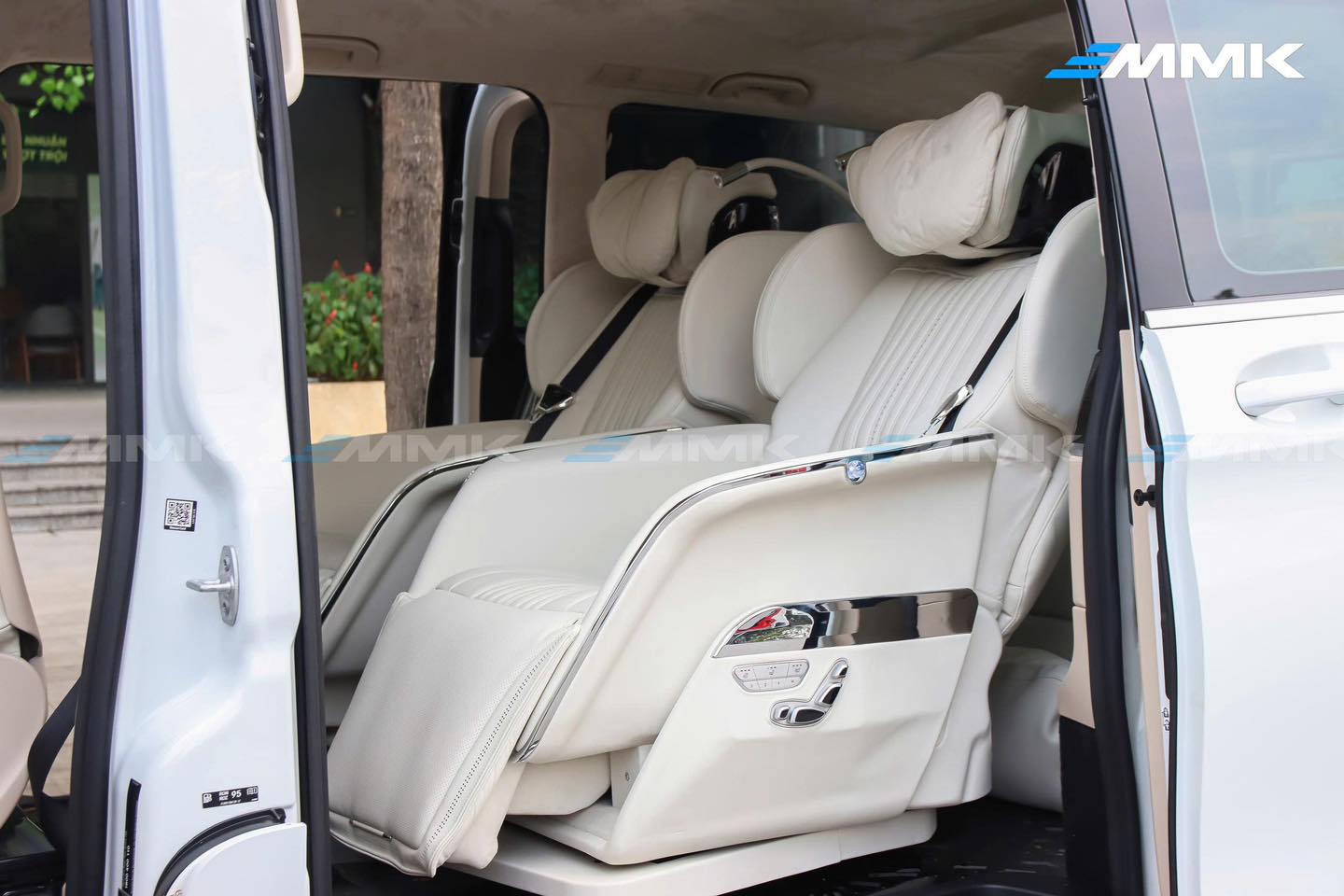 Mercedes V250 độ ghế limousine siêu sang | MMK Auto Đội ngũ kỹ thuật MMK Auto hoàn thiện tỉ mỉ từng chi tiết tạo khoang nội thất bền bỉ và bền đẹp lâu dài
