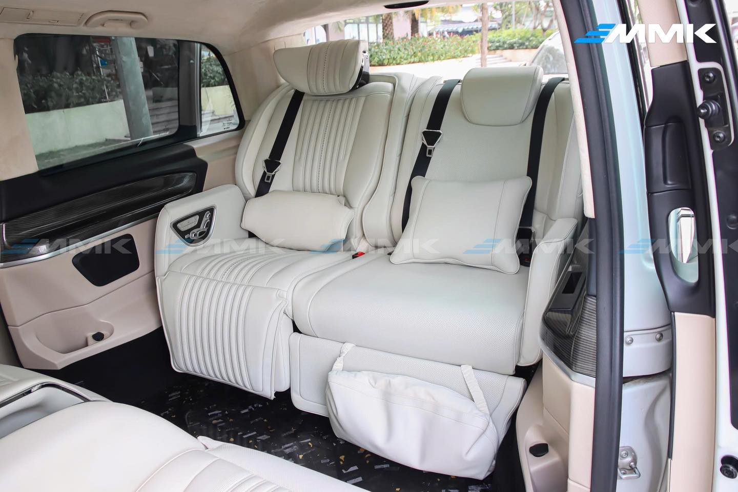 Mercedes V250 độ ghế limousine siêu sang | MMK Auto Hàng ghế 3 nâng cấp thành 2 ghế thương gia thiết kế bề thế kết hợp chi tiết sọc dọc thoáng khí khi ngồi