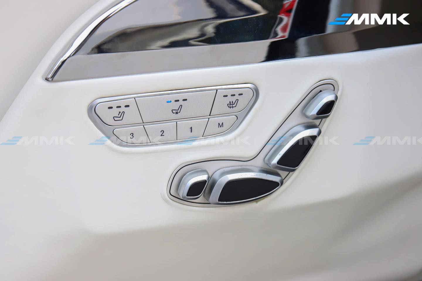 Mercedes V250 độ ghế limousine siêu sang | MMK Auto Kết hợp nút bấm cơ bên hông ghế thao tác dễ dàng, trực quan cho hành khách