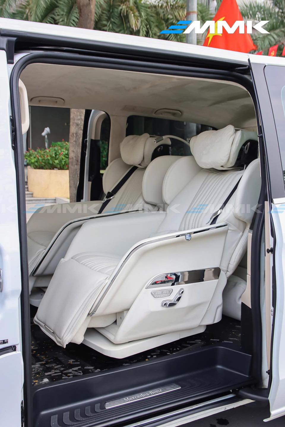 Mercedes V250 độ ghế limousine siêu sang | MMK Auto Mercedes V250 độ ghế limousine tích hợp massage đa chế độ, sưởi ấm và làm mát giúp cơ thể luôn thoải mái khi ngồi