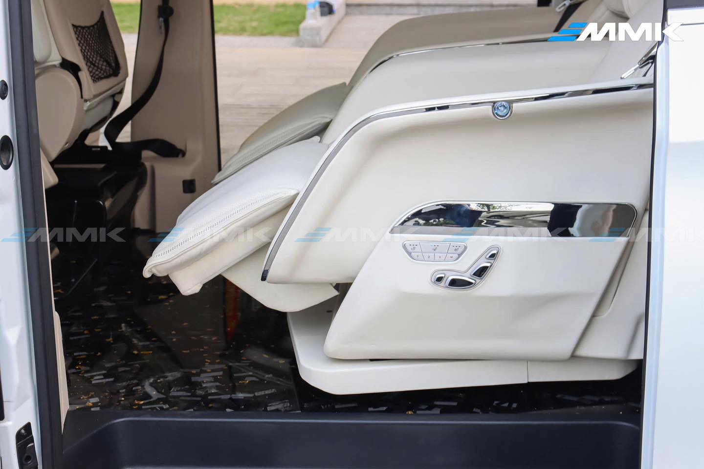 Mercedes V250 độ ghế limousine siêu sang | MMK Auto Sàn Carbon đa lớp bền bỉ, chống thấm, chống trầy giữ khoang xe luôn sạch sẽ