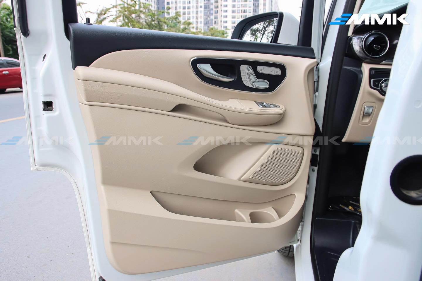 Mercedes V250 độ ghế limousine siêu sang | MMK Auto Tapi cửa, taplo bọc da cao cấp đồng bộ phong cách thương gia