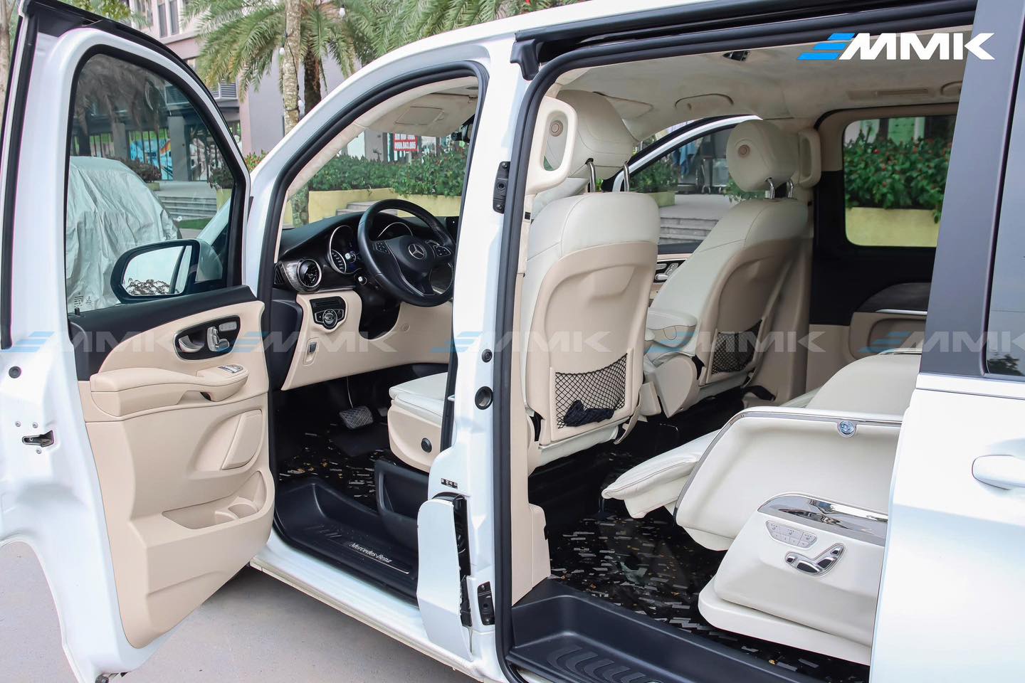 Mercedes V250 độ ghế limousine siêu sang | MMK Auto Tông Kem Maybach phủ toàn bộ nội thất Mercedes V250, tạo tổng thể sang trọng, liền mạch