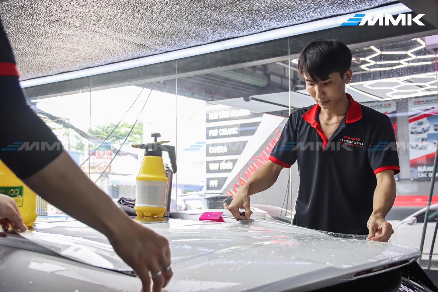 Có nên dán PPF cho xe ô tô? 6 điều chủ xe cần biết Các dự án được dán tại phòng dán PPF đạt chuẩn MMK Auto giúp kiểm soát bụi và đảm bảo chất lượng thi công