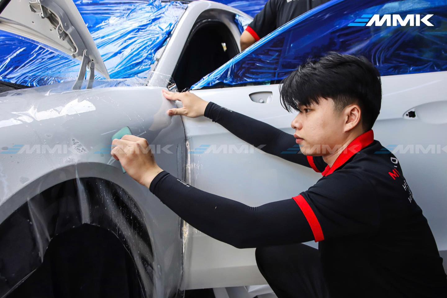 Có nên dán PPF cho xe ô tô? 6 điều chủ xe cần biết Kỹ thuật dán PPF tại MMK Auto chuyên nghiệp xử lý và căn chỉnh film chuẩn xác, ép loại bỏ hoàn toàn bọt khí