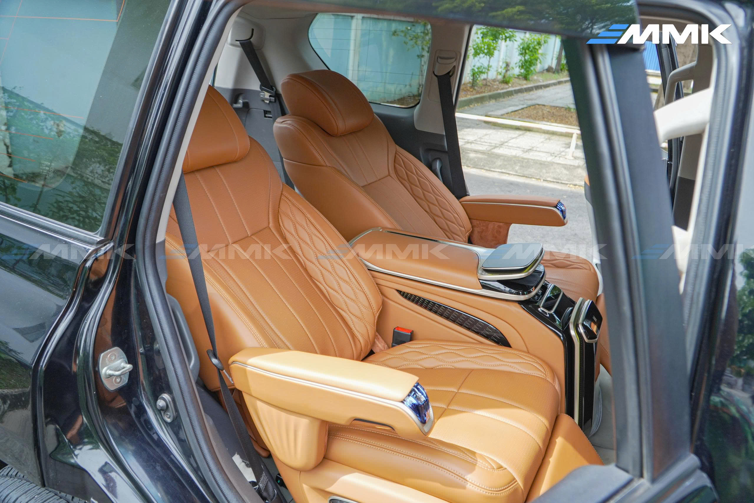 Toyota Land Cruiser Prado độ ghế Hongyi Throne chuẩn thương gia Bệ đỡ chân kết hợp ngả lưng sâu, tối ưu tư thế thư giãn và tận hưởng hành trình thoải mái hơn