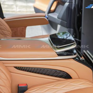 Toyota Land Cruiser Prado độ ghế Hongyi Throne chuẩn thương gia be ty tay tich hop man hinh dieu khien thong minh toi uu trai nghiem tien nghi tren toyota land cruiser prado