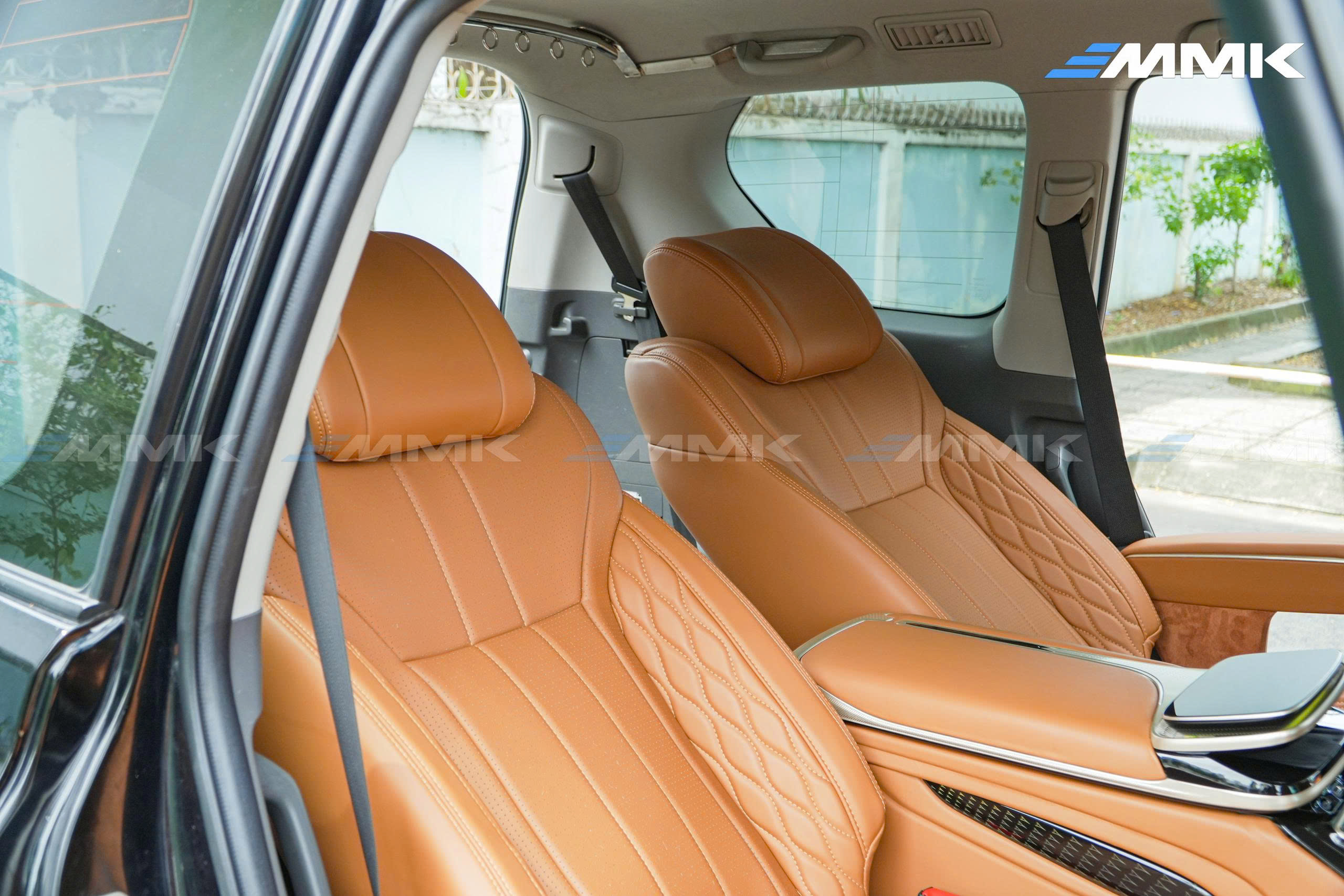 Toyota Land Cruiser Prado độ ghế Hongyi Throne chuẩn thương gia Chất liệu bọc cao cấp kết hợp đường may tinh tế, hoàn thiện diện mạo sang trọng cho nội thất Prado