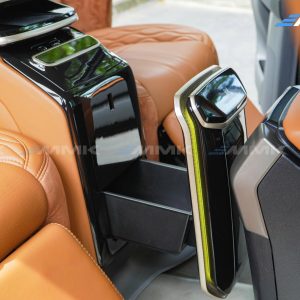 Toyota Land Cruiser Prado độ ghế Hongyi Throne chuẩn thương gia co che dong mo dien thuan tien giup cat giu do dung ca nhan gon gang trong cabin prado