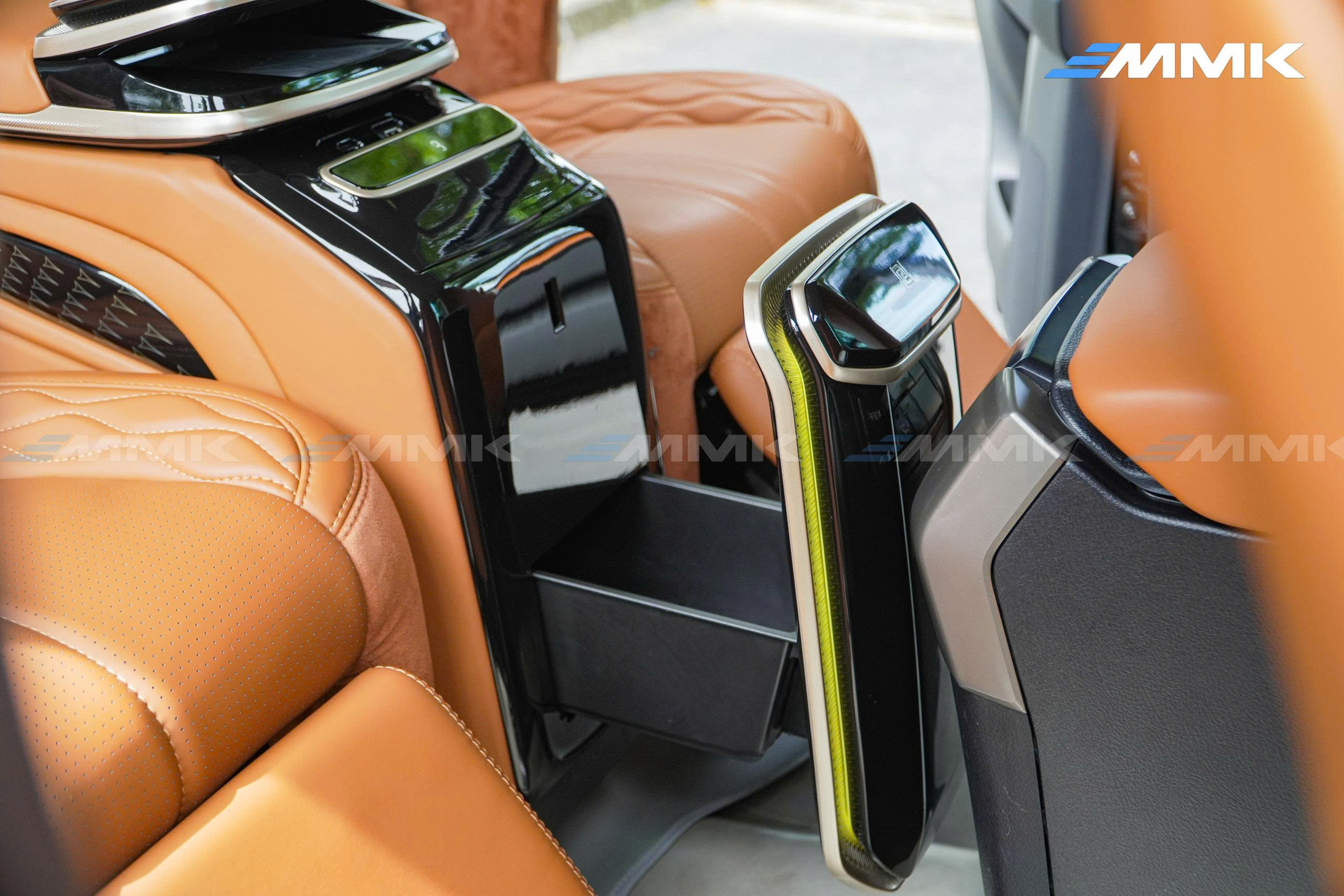 Toyota Land Cruiser Prado độ ghế Hongyi Throne chuẩn thương gia Cơ chế đóng mở điện thuận tiện, giúp cất giữ đồ dùng cá nhân gọn gàng trong cabin Prado