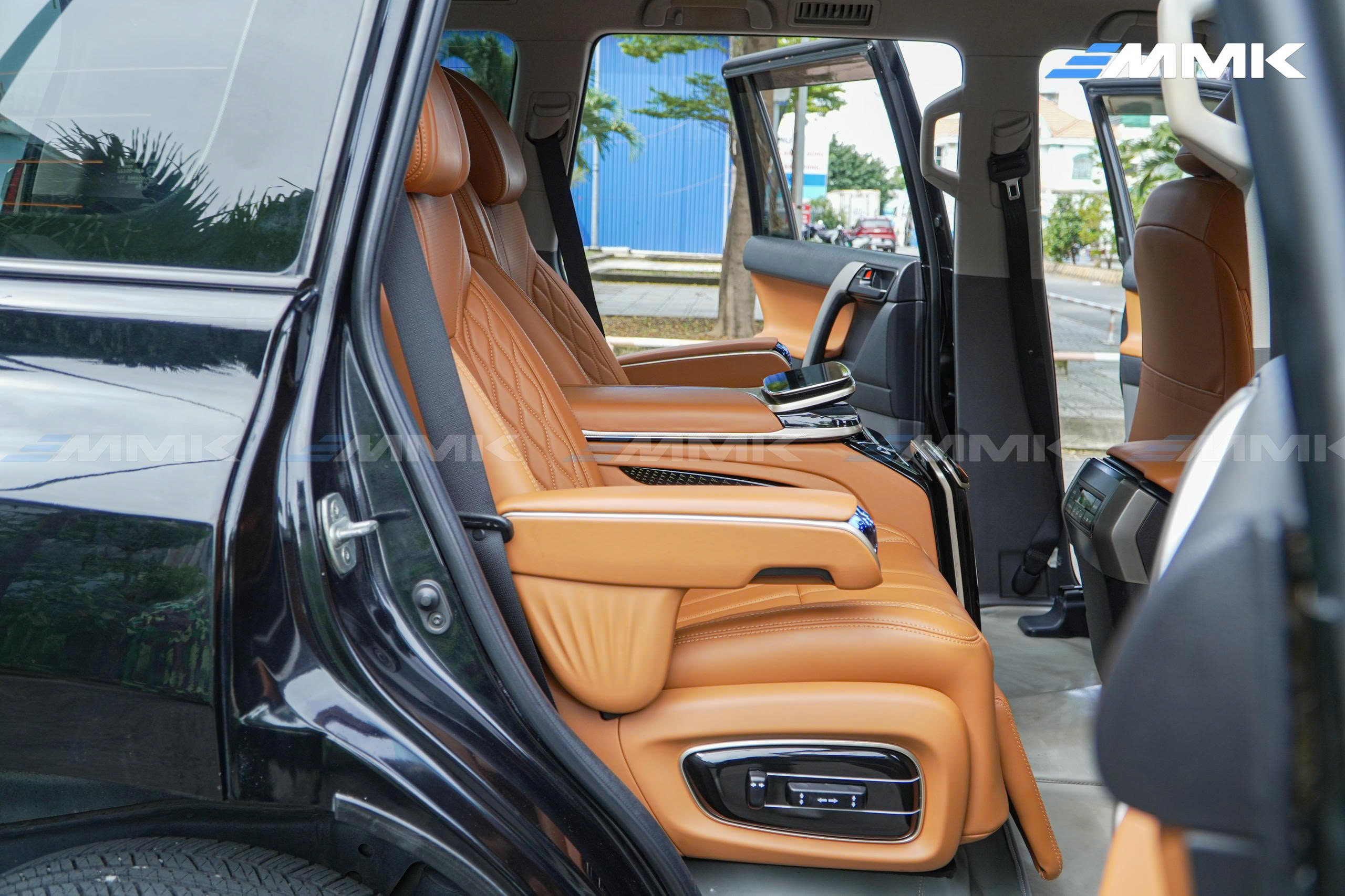 Toyota Land Cruiser Prado độ ghế Hongyi Throne chuẩn thương gia Ghế Hongyi Throne với đệm ngồi rộng rãi, nâng đỡ cơ thể và tăng sự thoải mái trên hành trình dài