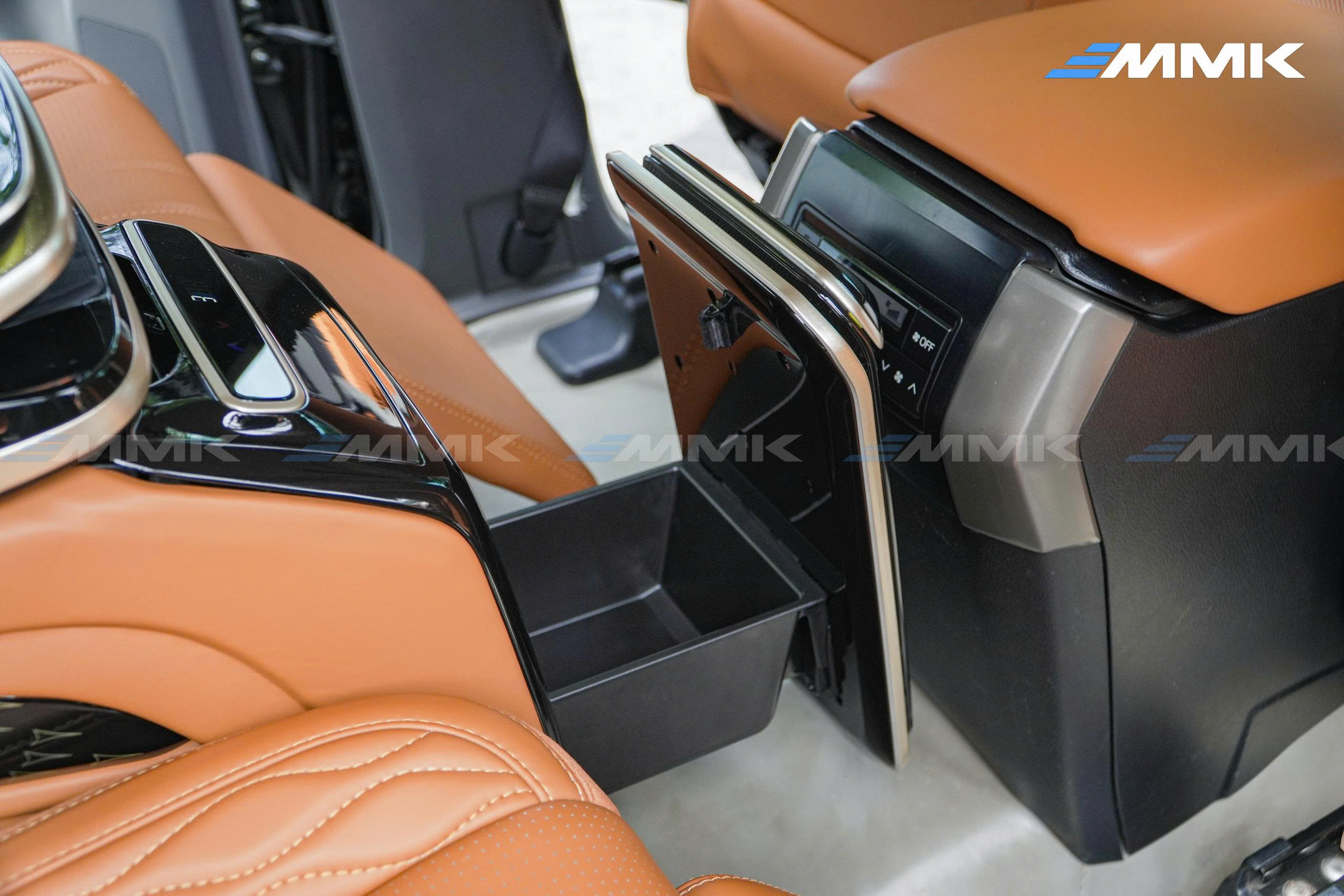 Toyota Land Cruiser Prado độ ghế Hongyi Throne chuẩn thương gia Hộp để đồ ẩn tích hợp thông minh, tận dụng không gian lưu trữ và giữ khoang xe gọn gàng
