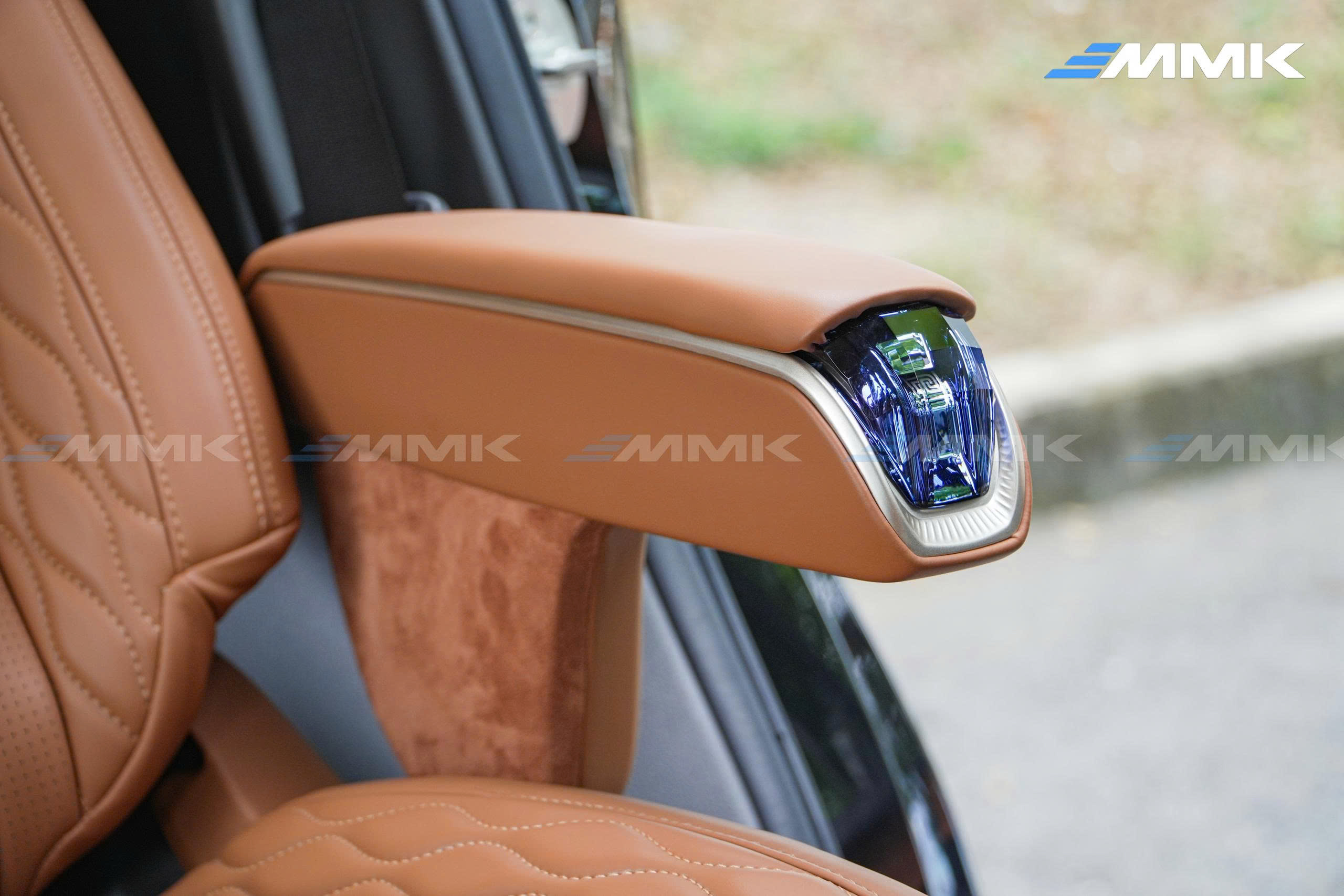 Toyota Land Cruiser Prado độ ghế Hongyi Throne chuẩn thương gia Tay ghế Hongyi Throne tích hợp pha lê tinh xảo, tôn lên vẻ đẹp tinh tế, đẳng cấp chuẩn thương gia
