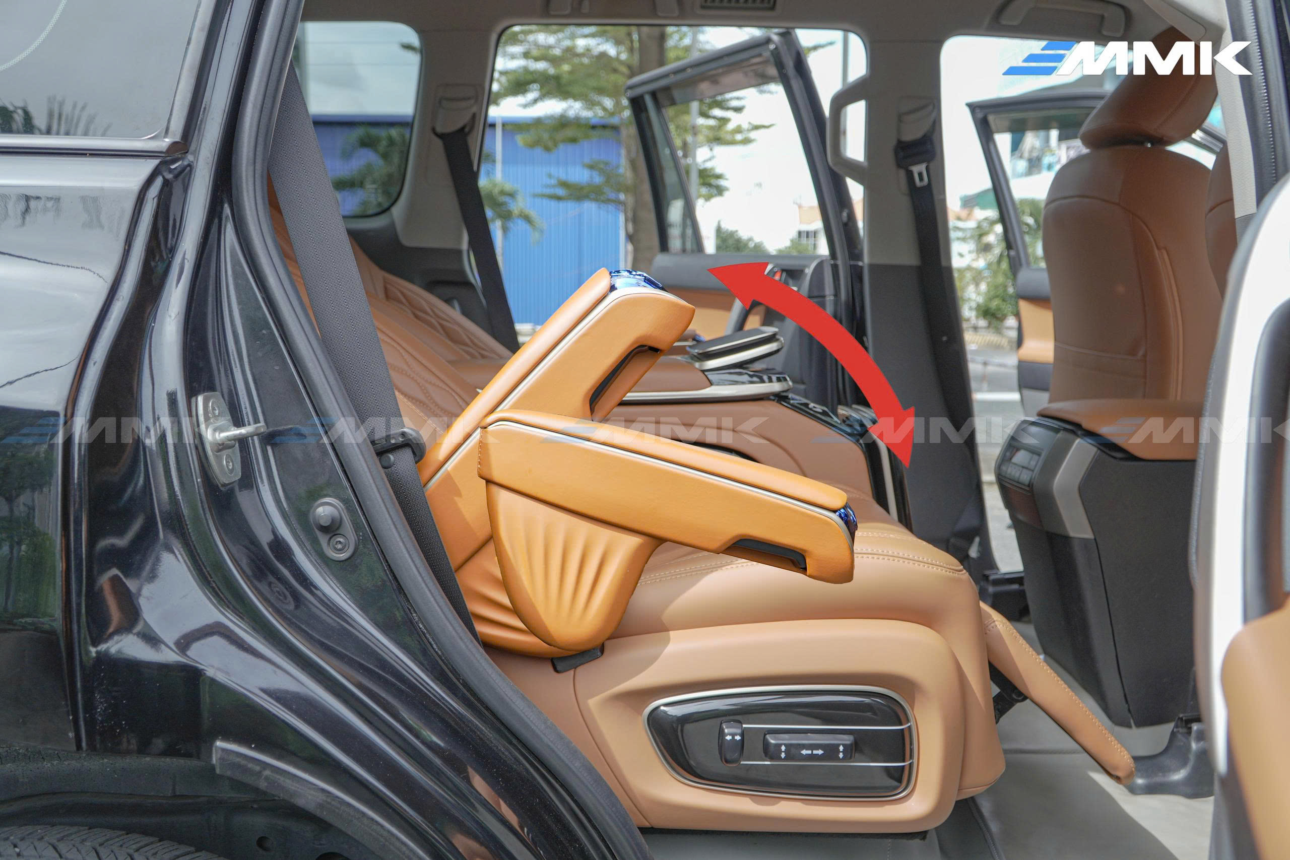 Toyota Land Cruiser Prado độ ghế Hongyi Throne chuẩn thương gia Tay ghế nâng hạ linh hoạt, mở rộng không gian ra vào, tăng sự thuận tiện cho hành khách