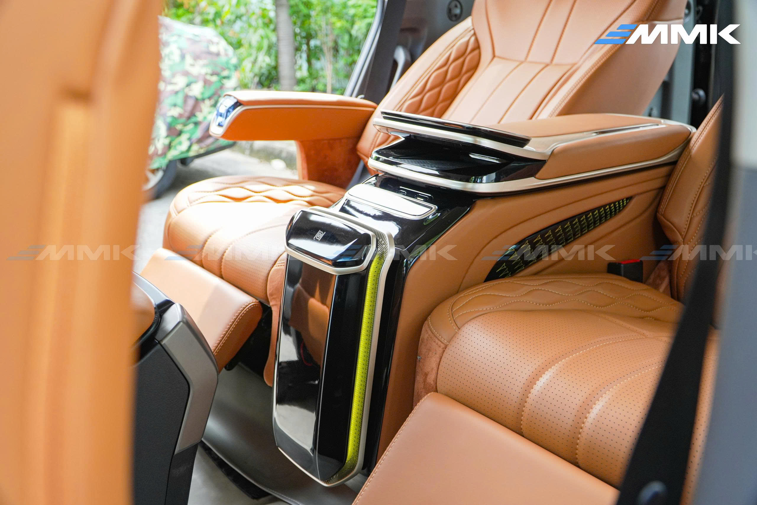 Toyota Land Cruiser Prado độ ghế Hongyi Throne chuẩn thương gia Tiện ích sạc không dây trên ghế Hongyi Throne giúp hành khách dễ dàng duy trì pin điện thoại mà không cần kết nối cáp