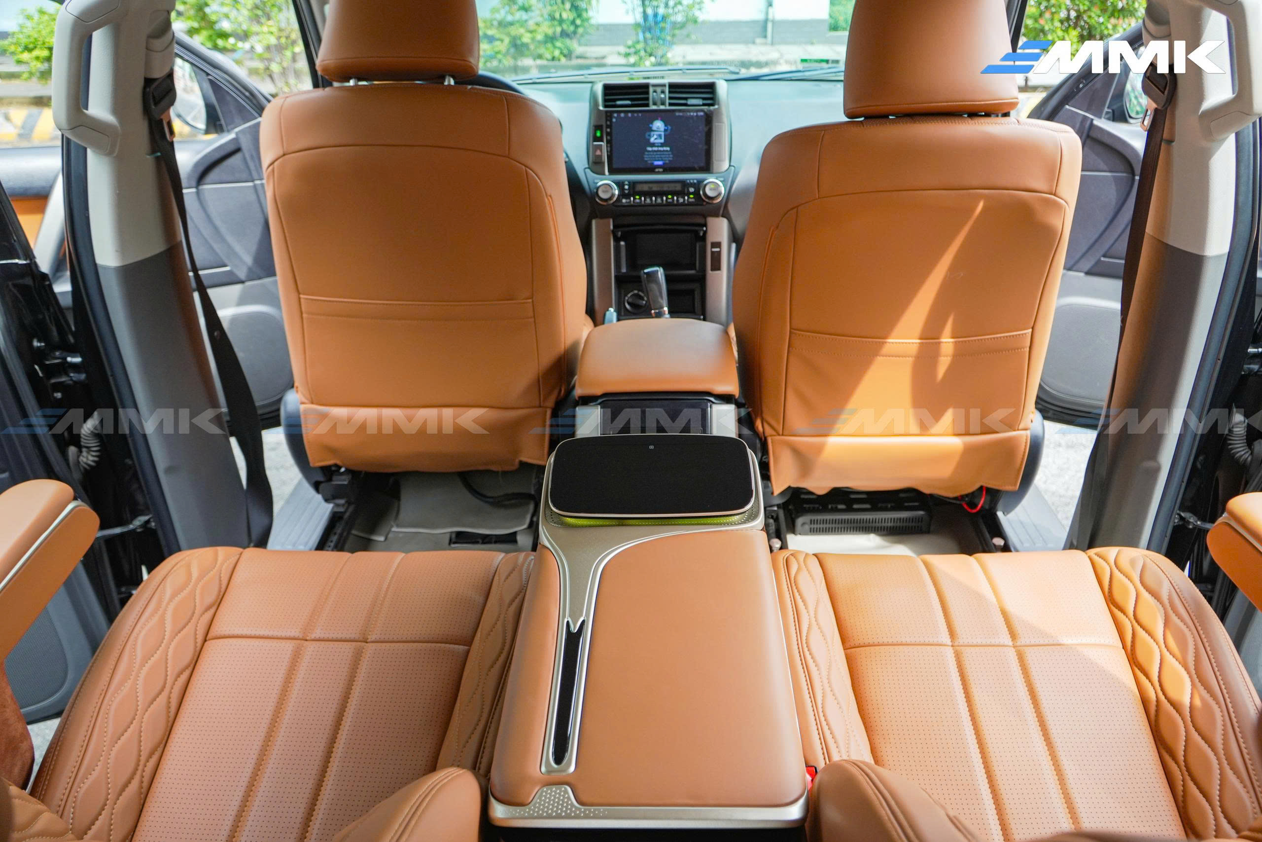 Toyota Land Cruiser Prado độ ghế Hongyi Throne chuẩn thương gia Toyota Land Cruiser Prado độ ghế Hongyi Throne, nâng tầm tiện nghi hàng ghế hai chuẩn thương gia