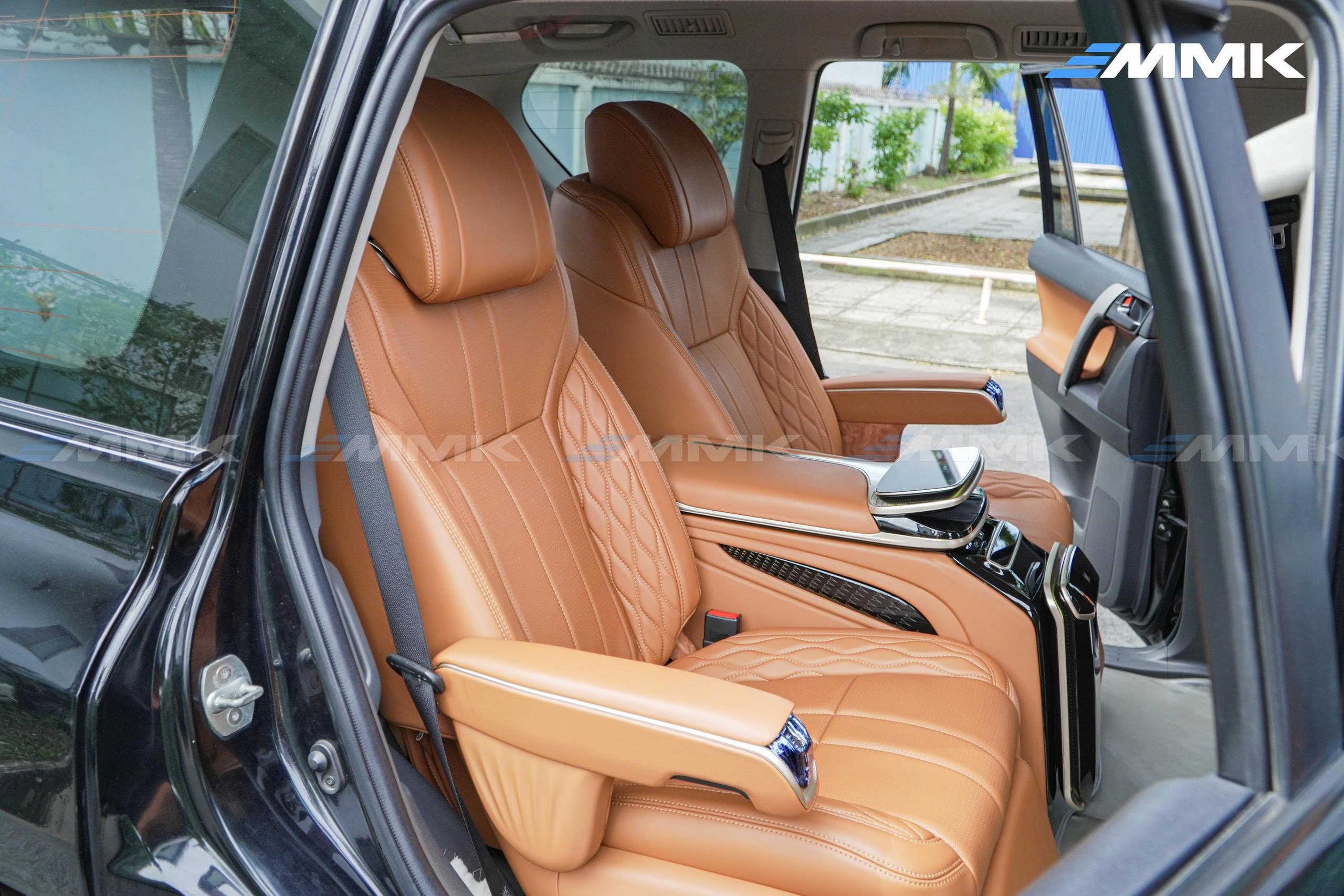 Toyota Land Cruiser Prado độ ghế Hongyi Throne chuẩn thương gia Toyota Land Cruiser Prado nâng cấp ghế limousine hàng 2, tăng tiện nghi và thư giãn trên mọi hành trình
