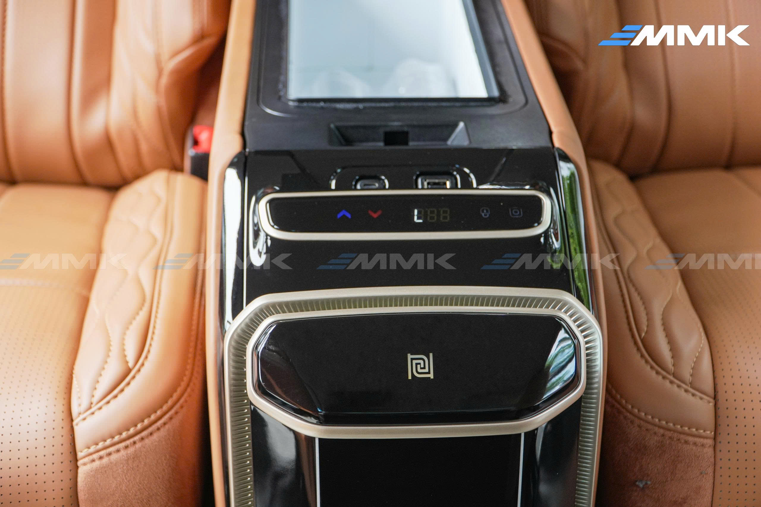 Toyota Land Cruiser Prado độ ghế Hongyi Throne chuẩn thương gia Tủ lạnh mini Hongyi Throne cho phép tùy chỉnh nhiệt độ, mang đến sự tiện lợi trên mọi hành trình.