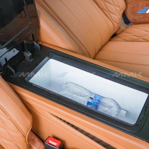 Toyota Land Cruiser Prado độ ghế Hongyi Throne chuẩn thương gia tu lanh mini tich hop tren ghe hongyi throne mang den tien ich bao quan do uong ngay trong khoang xe sang trong